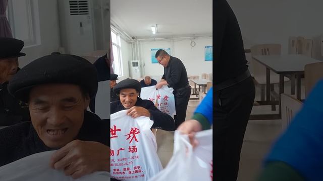 Compared to others, what the elderly need more is to accompany, let us pass this love смотреть онлайн