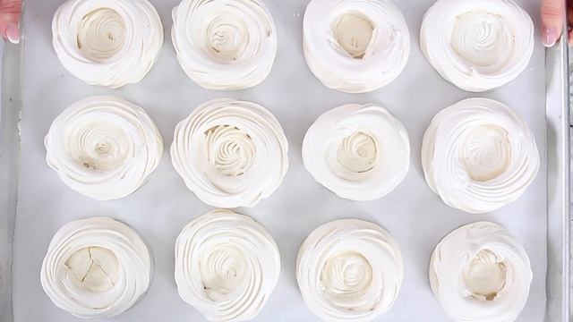 Mini Pavlova Recipe with Chocolate and Pecans смотреть онлайн