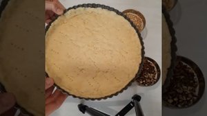 Песочный пирог с орехами.Вкусный как сникерс. Жаңғақ қосылған тәтті пирог. Тез оңай пирог