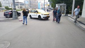 Абу-таксист решил прокатиться по тротуару и налетел на шайбу