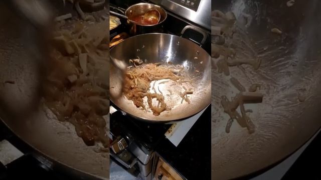 How to cook Pad Thai in 1 min. Very Easy and yummy. Thai Street food. #shorts #easy #streetfood