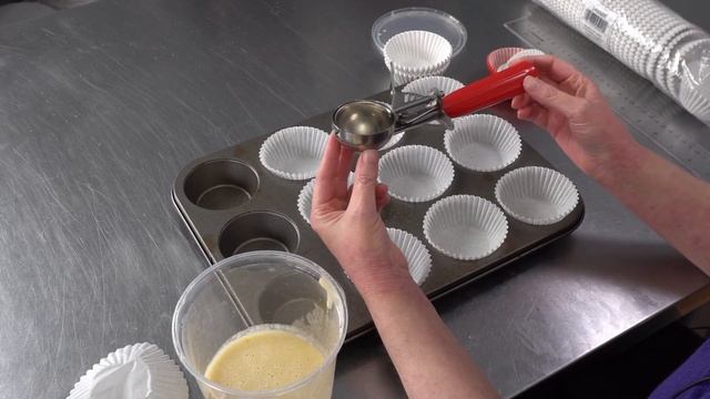 How do I bake the perfect cupcake? [ Cake Decorating For Beginners ] смотреть онлайн