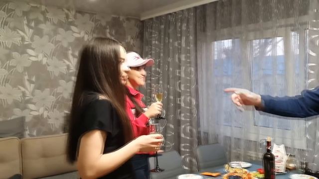 Когда пришли друзья в гости на нерабочей неделе типа карантин! ))) смотреть онлайн