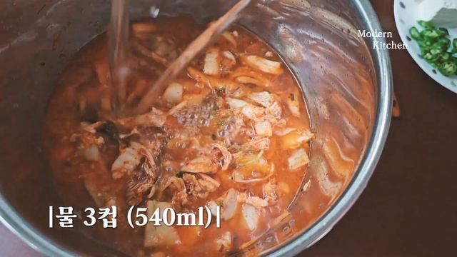김치찌개 7분 완성. 식당이모님이 알려주신 얼큰한 김치찌개는 이 방법이 최고 👍 смотреть онлайн