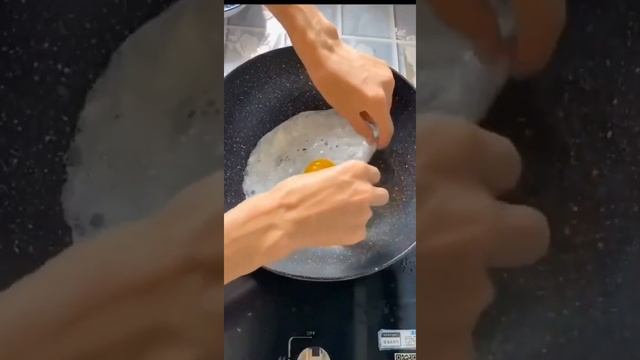 Ovo frito diferente. #shorts смотреть онлайн