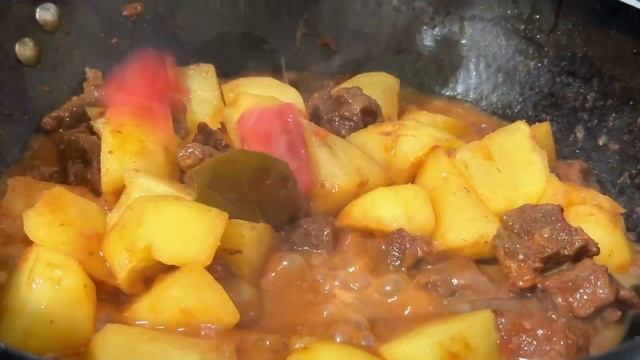 嘴馋想吃肉，丹丹做番茄牛肉炖土豆，浓郁的汤汁拌上米饭，三碗都不够吃【胖手手丹丹】 смотреть онлайн