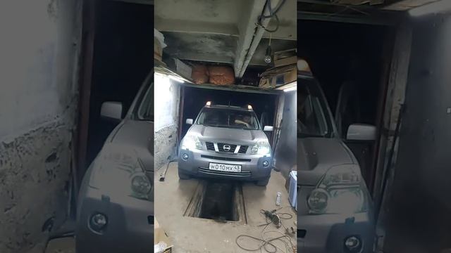 NISSAN X-TRAIL T31 моргает дальним светом