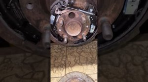 Mazda 2 замена задних тормозных колодок, тормозных барабанов, тросов ручника, задних амортизаторов