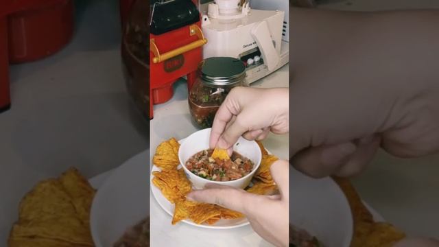 yummy salsa with crispy nachos #salsadip #salsa #homemadesalsa #chunkysalsa #nachos смотреть онлайн