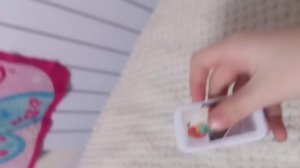 Милка аткрывает новогодние падарки