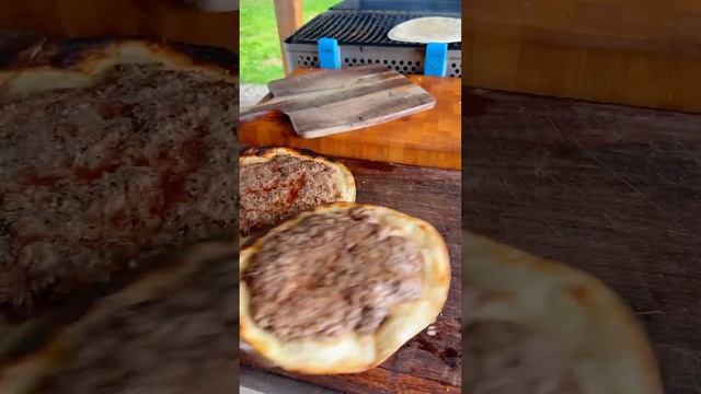 Тортилья на гриле в обертке, которая думает, что это бургер! #нагриле #тортилья смотреть онлайн