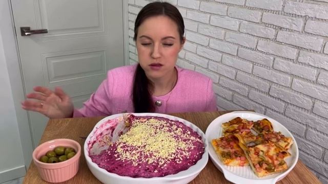 МУКБАНГ САЛАТ СЕЛЬДЬ ПОД ШУБОЙ ДОМАШНЯЯ ПИЦЦА Башня помощника"Друг кузя"