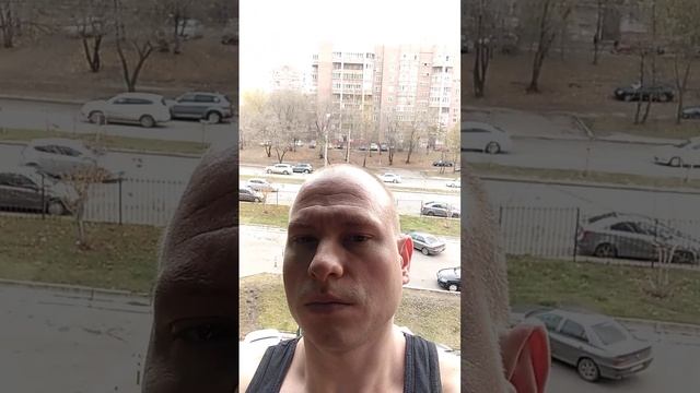 Платон. Развитие силы. Фитнес. Тренажерный зал. Гантели. Блины. Тренажеры. Вид за окном. Теплый ден смотреть онлайн