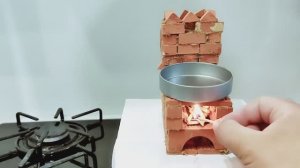 Сделал настоящую мини печку из мини кирпичиков и пожарил на ней яичницу!