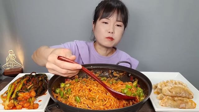 맛있는먹방♡ 간짬뽕 정말 맛있어요!!☺️ 비비고 파김치, 비비고 매운 만두, 라면 먹방 Spicy ramen, kimchi, dumpling mukbang ASMR смотреть онлайн
