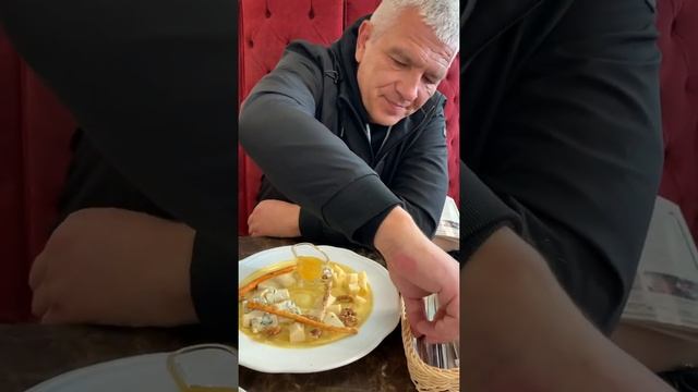 Сырная тарелка в ресторане «Елисеевский» на Невском проспекте #всочиумаши смотреть онлайн