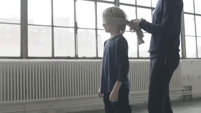 Малыши с завязанными глазами искали свою маму. смотреть онлайн