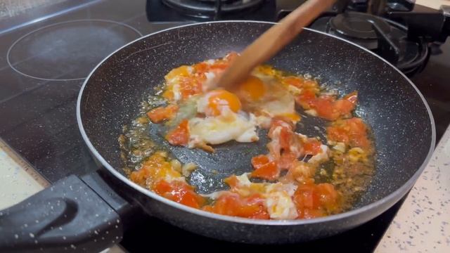 Egg and avocado toast #homemade #avocado #toast #egg #chiaseeds #homecook #tomato #paprika смотреть онлайн