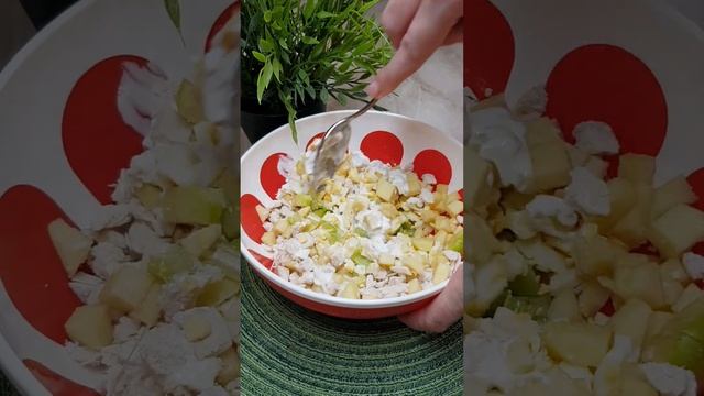 САЛАТ С КУРИЦЕЙ И СЕЛЬДЕРЕЕМ #shorts #правильноепитание #рецепты #салатскурицей #здоровыйобразжизни