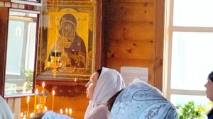 Народ Божий молится Пресвятой Богородице