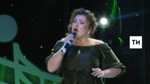 Сиринә Зәйнетдинова “Иртә дә генә торам” җырын башкара