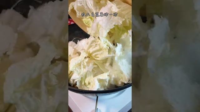 The hot cabbage stewed vermicelli is delicious and easy to make. #shorts смотреть онлайн