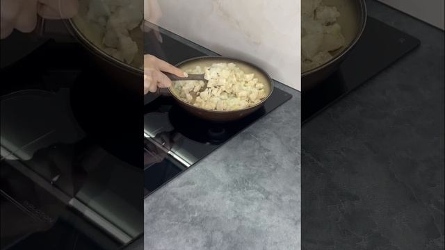 Быстрый и вкусный ЖУЛЬЕН НА СКОВОРОДЕ.Очень вкусно!😋#рекомендации #топ #жульен #жульенсгрибами #еда