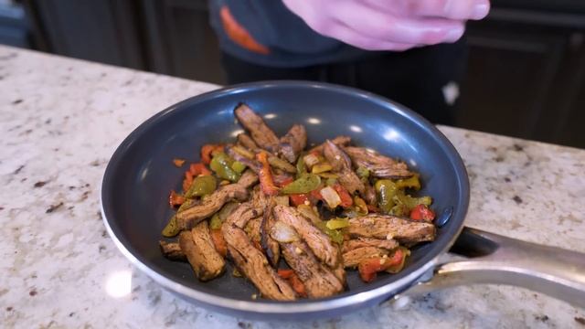 ANABOLIC STEAK FAJITA QUESADILLA | Easy High Protein Bodybuilding Recipe смотреть онлайн