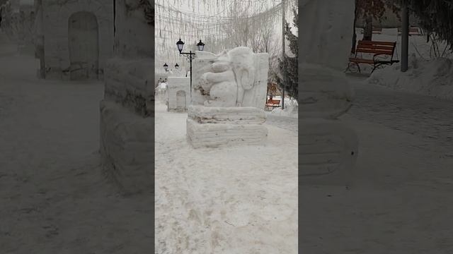 Зима 2025❄️☃️❄️ прогулка по городу. Фигуры из снега 🌬️ #shorts #shortvideo #зима #зима2025 #снег