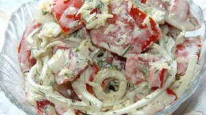 Салат из помидоров с твердым сыром и оливками