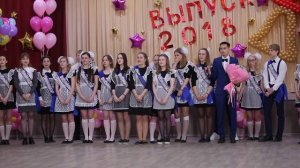 Выпускницы Бердска плачут на последнем звонке