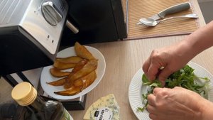 Салат с "Карамельной грушей" рукколой и сыром.