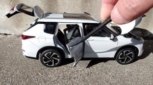 Unboxing of Mitsubish New Outlander 1:18 diecast model car
