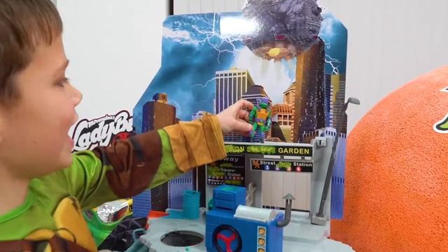 Дети не делятся игрушками в огромных яйцах ЛедиБаг и Черепашки Ниндзя смотреть онлайн