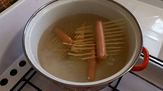 Сороконожки из сосисок и спагетти
