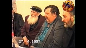 Остановил музыкантов, взял в руки аккордеон и спел лучше, чем артисты