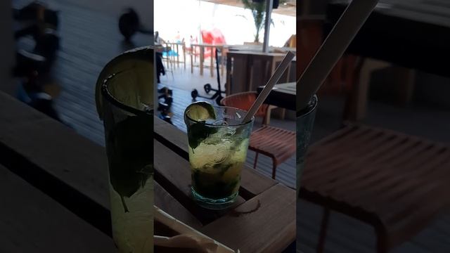 Коктейль "Мохито"🍸 #мохито #коктейль #mohito #coctail #bar #бар #болгария #bulgaria #пляж #beach смотреть онлайн
