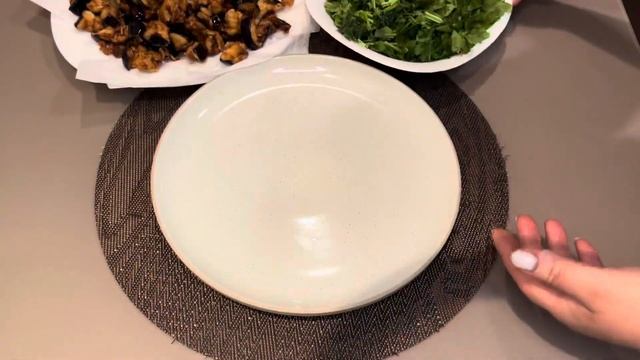 САЛАТ С ХРУСТЯЩИМИ БАКЛАЖАНАМИ УКРАШАЕТ НОВОГОДНИЙ СТОЛ🎄🎄🎄#закусканановыйгод #салатсбаклажанами смотреть онлайн