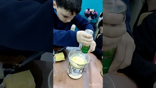 Ребёнок делает шоколадное фондю смотреть онлайн