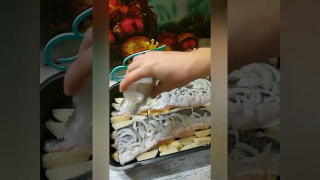 Отличный ужин 👑ХЕК НА ПОДУШКЕ ИЗ КАБАЧКА И КАРТОФЕЛЯ смотреть онлайн