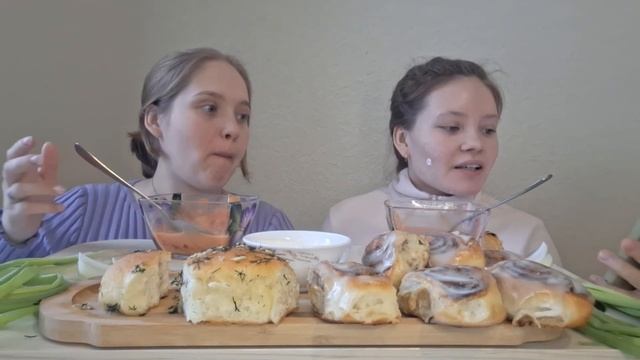 МУКБАНГ БОРЩ БУЛОЧКИ С ЧЕСНОКОМ СИННАБОНЫ 🥐