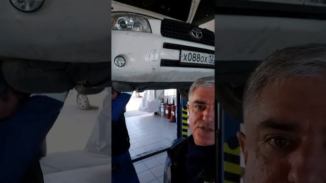 Toyota RAV4 заехал на ремонт смотреть онлайн