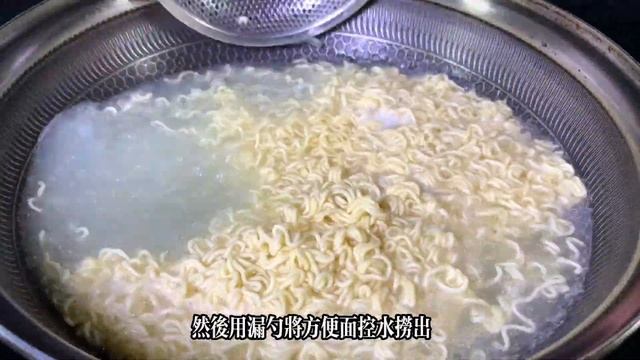 把雪碧倒入方便面里，沒想到這麼好吃，香甜可口，比煮的好吃多了！【一畫美食】#方便面做法 #方便面