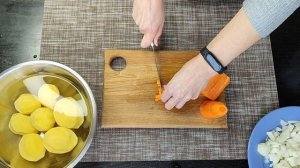 Нежные куриные желудочки с картошкой в горшочках.