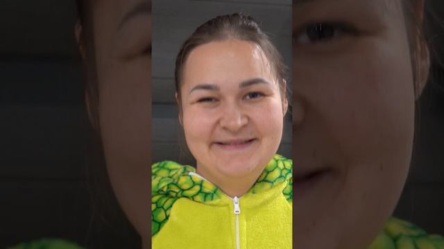 12 Мама укладывала ребенка спать, но он заснул в детской коляске с соской во рту
