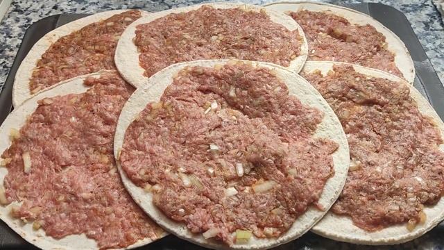 Leckere und einfache Smashed Burger Tacos смотреть онлайн