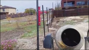 Бетонирую столбы для забора . Работа в полном разгаре .