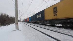 Электровоз ВЛ10У-350 с контейнерным поездом с приветливой бригадой:-)