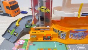 Играем с более чем 20 машинками Томикой ♪ Поднимемся на лифте в здание Томики!