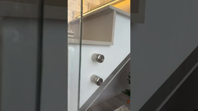Всего за 2 дня наша команда установила стильное ограждение из закаленного стекла